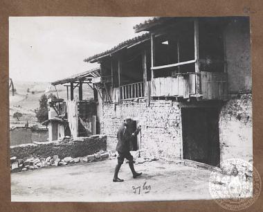 Αξιωματικός (πιθανώς ο Βασιλιάς Κωνσταντίνος) εισερχόμενος στο αρχηγείο του Γενικού Επιτελείου στο Λιβούνοβο .