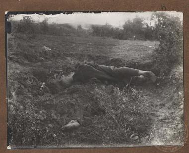 Νεκροί στρατιώτες από τη μάχη στο Σαραντάπορο.