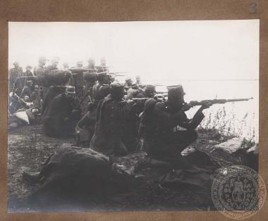 Έλληνες στρατιώτες με τα όπλα προτεταμένα στη λίμνη των Γιαννιτσών κατά τη διάρκεια της ομώνυμης μάχης.