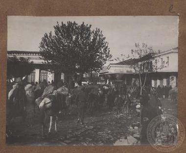 Είσοδος μονάδας μεταφοράς εφοδίων και εξοπλισμού σε πόλη.