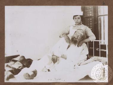 Νοσοκόμα περιθάλπτει ηλικωμένο ασθενή σε νοσοκομείο στη Μυτιλήνη.