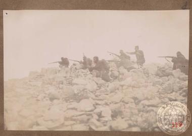 Αξιωματικός (δεύτερος από δεξιά) οδηγεί εύζωνες στη μάχη, πιθανόν στο μέτωπο της Ηπείρου.