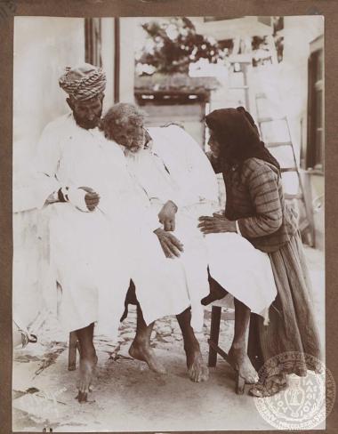 Ηλικιωμένη γυναίκα παρηγορεί καταβεβλημένους τραυματίες.