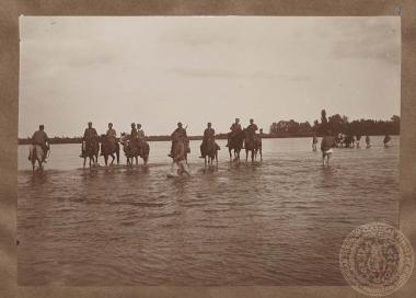 Πέρασμα του Νέστου ποταμού από άνδρες του ελληνικού στρατού.