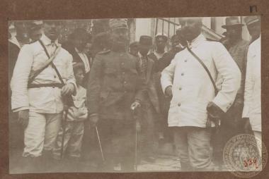 Ο Λοχαγός του Πυροβολικού Κωνσταντίνος Μαζαράκης - Αινιάν περιστοιχιζόμενος από δύο συναδέλφους του αξιωματικούς του Ναυτικού.