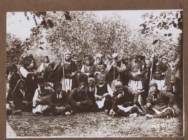 Ομάδα προσφύγων στη Μυτιλήνη.