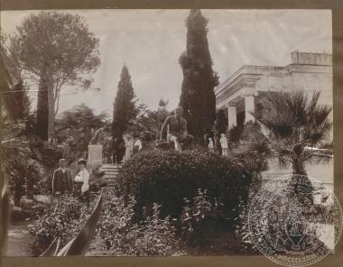 Απόκομμα με φωτογραφία του κήπου του 