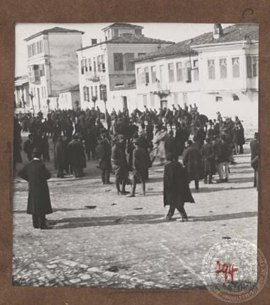 Συγκεντρωμένο πλήθος πολιτών και στρατιωτών στην κεντρική πλατεία των Ιωαννίνων, μετά την απελευθέρωση της πόλης.