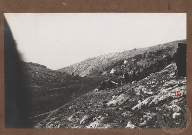 Στρατιωτική κατασκήνωση, πιθανόν σε ύψωμα της Κανέτας στο μέτωπο της Ηπείρου.