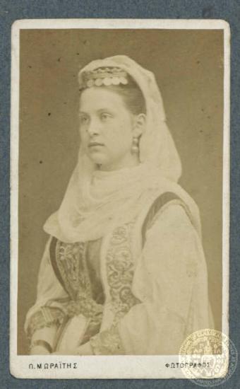 Η βασίλισσα Όλγα της Ελλάδος σε νεαρή ηλικία με παραδοσιακή ελληνική ενδυμασία.