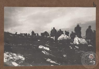 Ορεινή πορεία τάγματος ευζώνων, πιθανόν στο μέτωπο της Ηπείρου και κατά των τουρκικών οχυρώσεων στο Μπιζάνι.