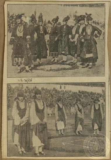 Νεαρές γυναίκες ενδεδυμένες με παραδοσιακές φορεσιές.