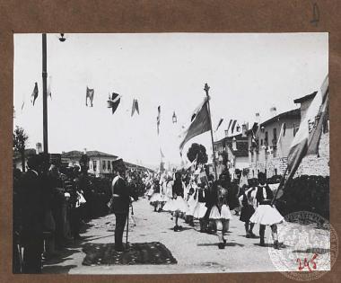 Παρέλαση ευζώνων σημαιοφόρων μπροστά από τον πρίγκηπα Γεώργιο στην Κορυτσά.