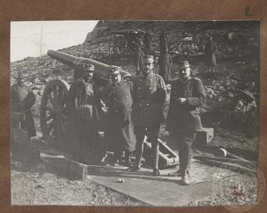 Ο Αρχιστράτηγος και Διάδοχος Κωνσταντίνος στο μέτωπο της Κανέτας μαζί με μέλη του επιτελείου του.