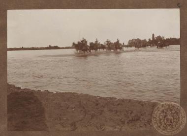 Διάβαση του Νέστου ποταμού από έφιππους άνδρες του ελληνικού στρατού.