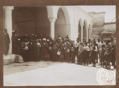 Ο Λοχαγός του Πυροβολικού Κωνσταντίνος Μαζαράκης - Αινιάν έξω από τζαμί των Σερρών, συνοδευόμενος από μουφτήδες.