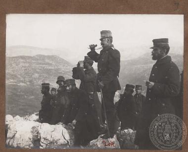 Έλληνας αξιωματικός και οι άντρες του σε ύψωμα παρακολουθούν τις θέσεις και κινήσεις του εχθρού.