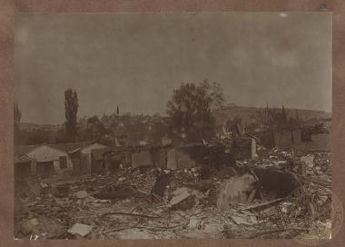 Ερείπια και χαλάσματα σε γειτονιά της πόλης των Σερρών.