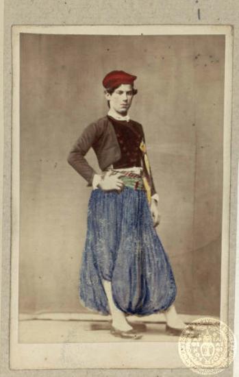 Νεαρός με χαρακτηριστική νησιώτικη ενδυμασία.