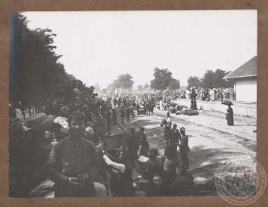 Πρόσφυγες από την Ξάνθη στο σιδηροδρομικό σταθμό εγκατελείπουν την πόλη.