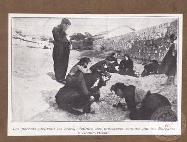 Άνδρες, γυναίκες και παιδιά, συγγενείς των σφαγιασθέντων από τους Βουλγάρους κατοίκων του Σιδηροκάστρου (Δεμίρ Ισάρ) θρηνούν γοερά την απώλεια των οικείων τους.