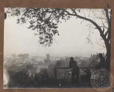 Έλληνες στρατιώτες αγναντεύουν την πόλη της Βέροιας.