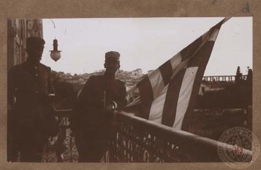 Οι Κωνσταντίνος Μαζαράκης - Αινιάν, Λοχαγός του Πυροβολικού, και Π. Πιερράκος Μαυρομιχάλης, Διοικητής του 3ου Συντάγματος Ιππικού, στον εξώστη του Διοικητηρίου της Καβάλας.