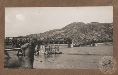 Επισκευή της σιδηροδρομικής γέφυρας του Σιδηροκάστρου (Δεμίρ Ισάρ) στον ποταμό Στρυμώνα.