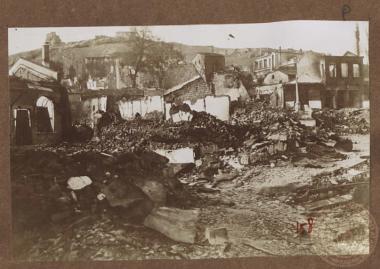 Κατεστραμμένη και πυρπολημένη γειτονιά των Σερρών.