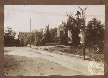 Στα αριστερά άποψη κτιρίου, φρουρούμενου από εύζωνες.