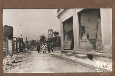 Στρατιώτης και πολίτες σε κατεστραμμένη γειτονιά των Σερρών.