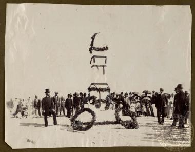 Μνημείο προς τιμήν του Γερμανού λογίου και αρχαιολόγου Karl Otfried Müller (1797-1840), πάνω στον τάφο του στο λόφο του Ιππίου Κολωνού, έργο του Eduard Schaubert .