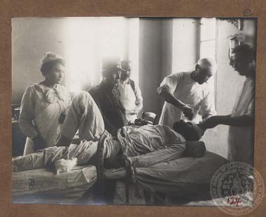 Χειρουργική επέμβαση στα μάτια τραυματισμένου στρατιώτη σε νοσοκομείο της Φιλιππιάδας.