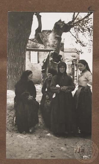 Γυναίκες κλαίνε στα χαλάσματα της πόλης τους.