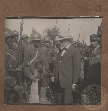 Ο πρωθυπουργός της Ελλάδας Ελευθέριος Βενιζέλος επιθεωρεί στρατεύματα της Αντάντ, συνοδευόμενος από Γάλλους αξιωματικούς.