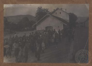 Διανομή τροφίμων από τον ελληνικό στρατό σε ντόπιους και πρόσφυγες στο σιδηροδρομικό σταθμό Δράμας.