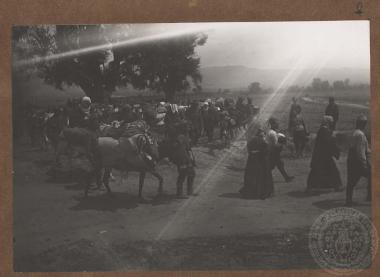 Έλληνες πρόσφυγες συνοδεία του ελληνικού στρατού εγκαταλείπουν με τα υπάρχοντά τους και το Μελένικο.