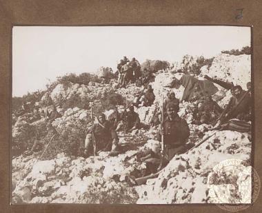 Μικρή ανάπαυλα για τάγμα ευζώνων σε ορεινή πλαγιά.