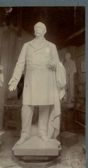 Ανδριάντας του εθνικού ευεργέτη Γεωργίου Αβέρωφ.