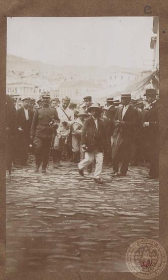 Ο Λοχαγός του Πυροβολικού Κωνσταντίνος Μαζαράκης - Αινιάν στην Καβάλα περιστοιχισμένος από πολίτες και συνοδευόμενος από συνάδελφό του αξιωματικό του Ναυτικού.