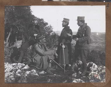 Έλληνες αξιωματικοί ξεκουράζονται και συζητούν σε ορεινή τοποθεσία, πιθανόν στο μέτωπο της Ηπείρου.