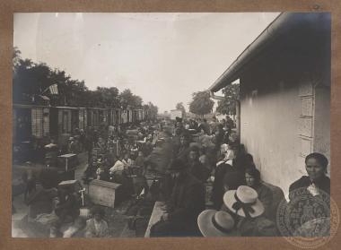 Πρόσφυγες από την Ξάνθη στο σιδηροδρομικό σταθμό εγκατελείπουν την πόλη.