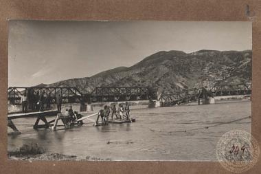 Επισκευή της σιδηροδρομικής γέφυρας του Σιδηροκάστρου (Δεμίρ Ισάρ) στον ποταμό Στρυμώνα.