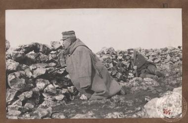 Έλληνες αξιωματικοί πίσω από πέτρινο παρατηρητήριο με τα τουφέκια στο χέρι .