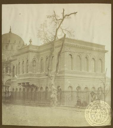 Άποψη του τζαμιού του σουλτάνου Μαχμούτ Β' και κιόσκι στην πλατεία Τοπ Χανέ στην Κωνσταντινούπολη.