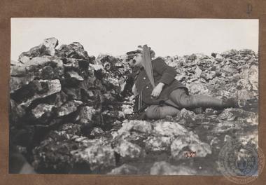 Έλληνες αξιωματικοί πίσω από πέτρινο παρατηρητήριο.