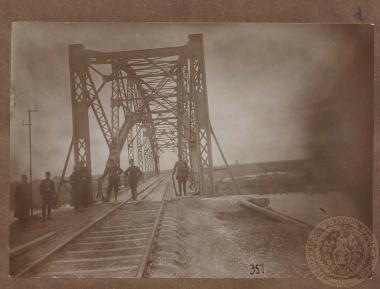 Ο Κωνσταντίνος Μαζαράκης- Αινιάν μαζί με στρατιώτες και αξιωματικούς στη γέφυρα Καρά Ασμάκ στον Λουδία ποταμό.