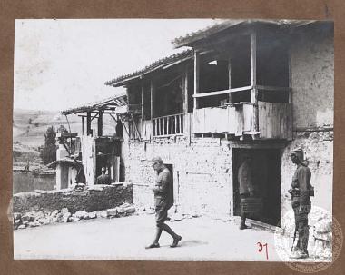 Στρατιωτικοί εισερχόμενοι και εξερχόμενοι του Γενικού Επιτελείου στο Λιβούνοβο.