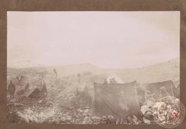 Κατασκήνωση Ελλήνων στρατιωτών στο μέτωπο, πιθανόν αυτό της Ηπείρου.