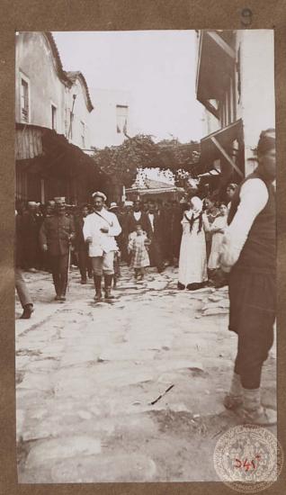 Ο Λοχαγός του Πυροβολικού Κωνσταντίνος Μαζαράκης - Αινιάν στην Καβάλα περιστοιχισμένος από πολίτες και συνοδευόμενος από συνάδελφό του αξιωματικό του Ναυτικού.